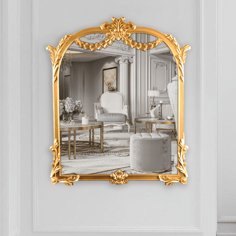 مرآة باروكية بإطار ذهبي