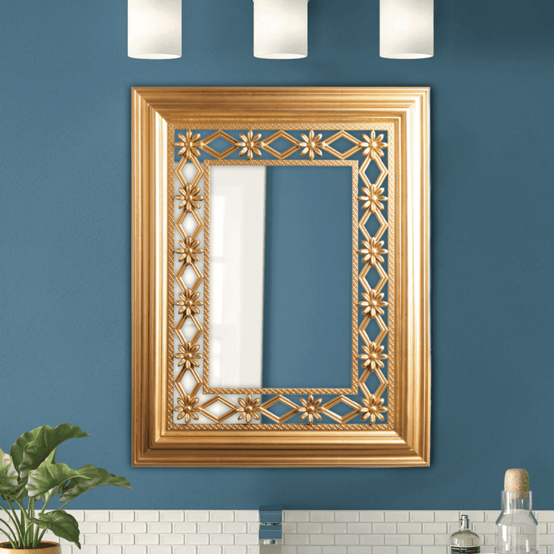 مرآة كلاسيكية بإطار ذهبي