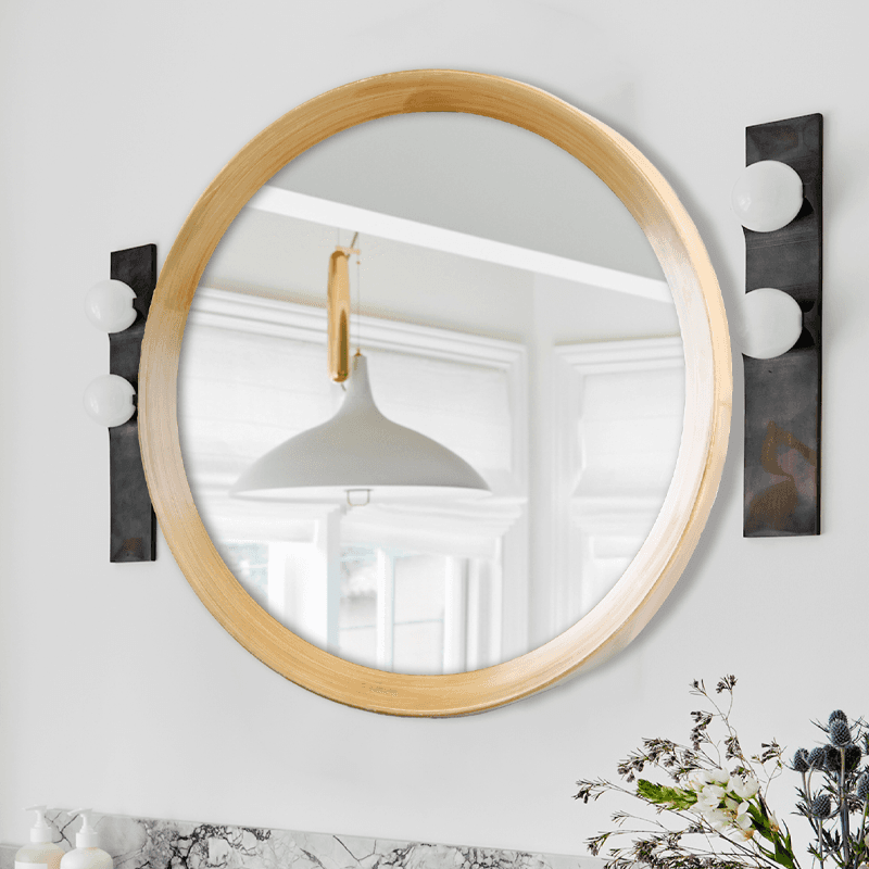 مرآة مستديرة مثبتة على الحائط بمظهر خشبي
