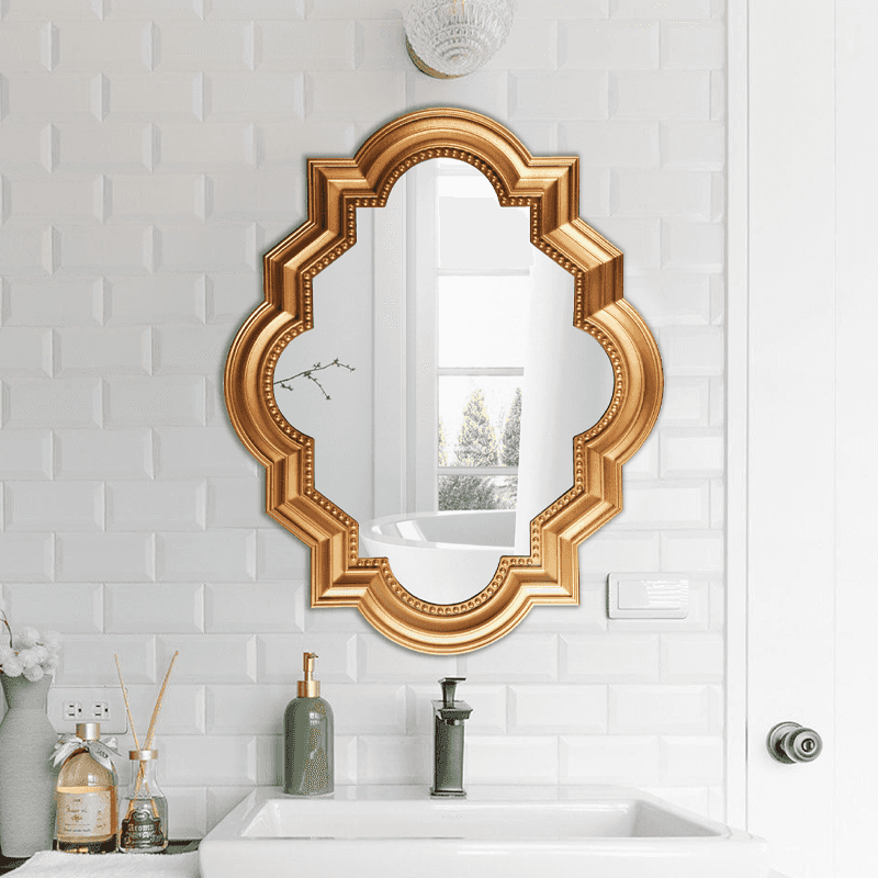 مرآة حمام ذهبية مثبتة على الحائط على الطراز الكلاسيكي