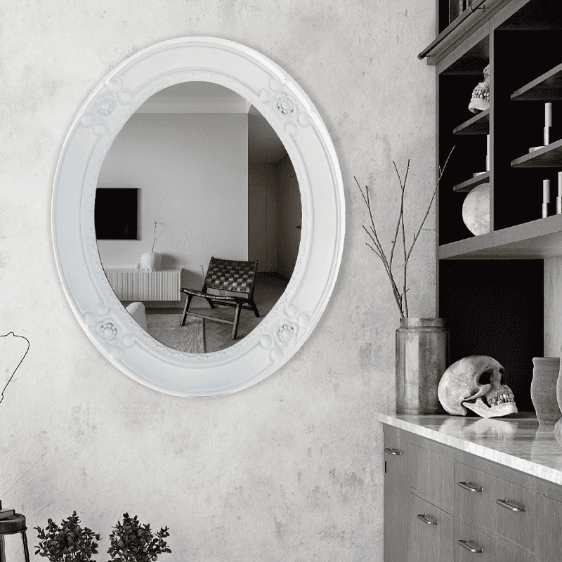 مرآة بيضاء بيضاوية الشكل مثبتة على الحائط على الطراز الكلاسيكي