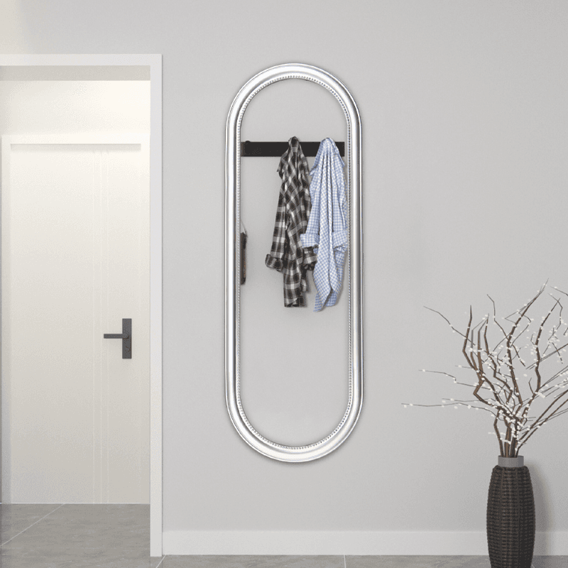 مرآة فستان مثبتة على الحائط باللون الفضي